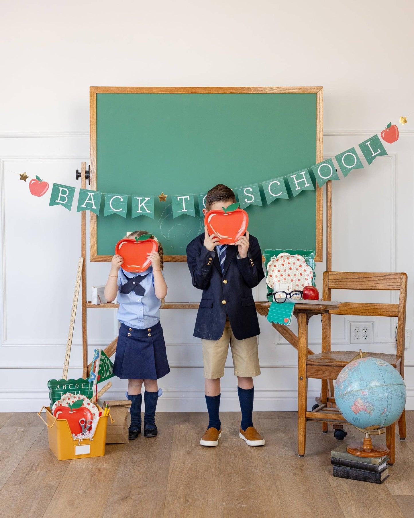 APP1140 - Apple Shaped Paper Plate